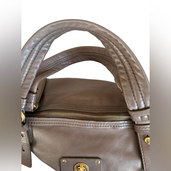 Marc Jacobs Leather Hobo Shoulder/Crossbody Bag-Taupe-Awesome preloved condition - Picture 8 of 10